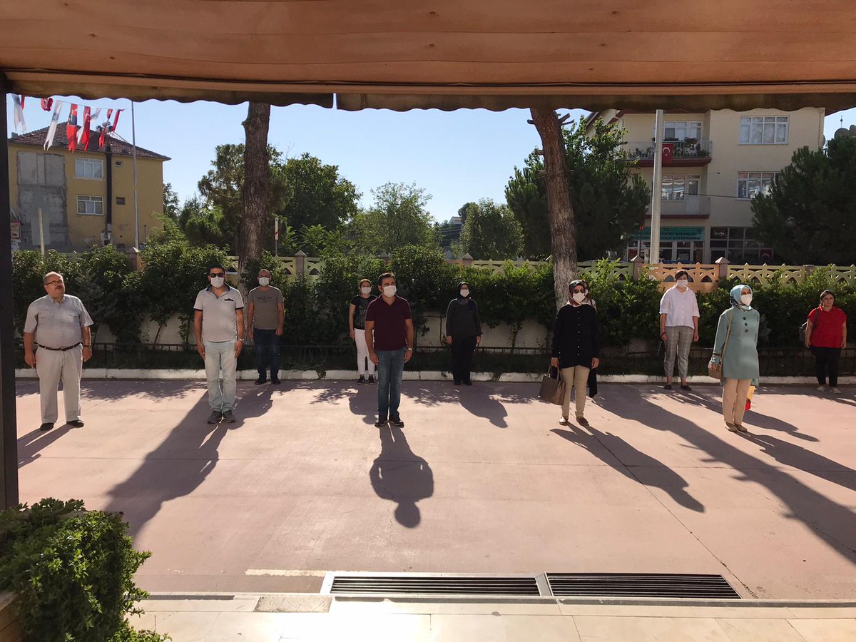 Denizli Bozkurt Ortaokulu öğretmenleri ile 2020-2021 Eğitim Öğretim Yılı ders zili ve İstiklal Marşımizi okuyarak başladık.