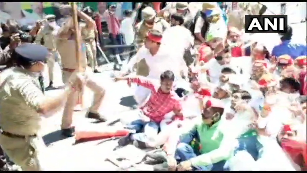 ANINewsUP's tweet photo. Lucknow: Police baton charge members of student's wing of Samajwadi Party, protesting against Centre's decision to conduct JEE-NEET 2020 examinations in September https://t.co/GCtHMWCswz