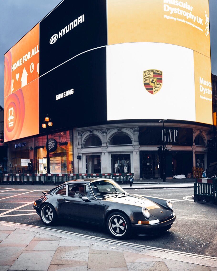 🚗 #ClassicPorsche
Hitting the streets of Central London 🎯 The iconic location of #PicadillyCircus 🇬🇧 
--------------------------------
📷  @sammooresphoto 
🏁  #PorscheCommunity: #911uk
#️⃣ #Porsche911uk #911ukForum