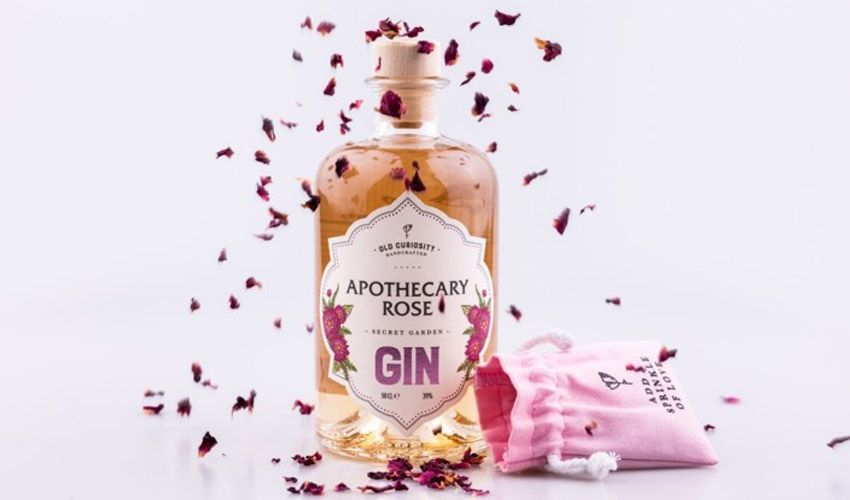 Apothecary Rose Gin from Edinburgh's @OldCuriosity_ is a colour changing gin that's subtle in fragrance and naturally floral in flavour 🌹 Get your here 👉buff.ly/3gL1ZDR