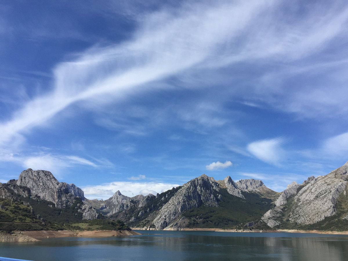 Impactada por el embalse de Riaño, cuando dolor y pérdida ecológica por clientelismo autoritario. “Riaño fue la versión antigua de las autopistas sin coches, los aeropuertos sin aviones o los AVE sin pasajeros, los pantanos que no sirvieron para nada” cuartopoder.es/sociedad/2020/…
