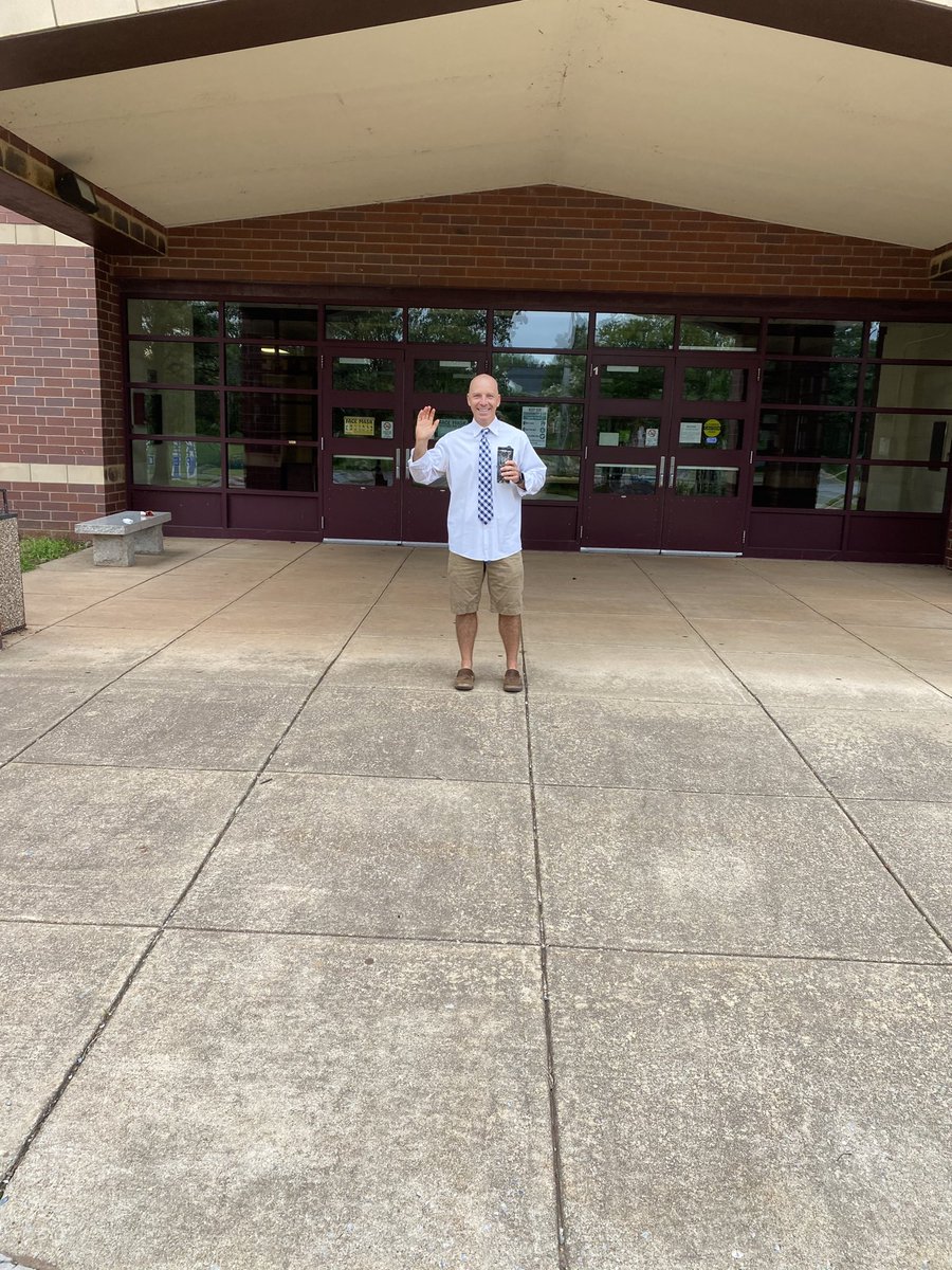 JonGreen_JPMS's tweet image. The parking lot, sidewalks, and bus loop may be empty.  Instead of opening doors, we are opening Chromebooks.  One thing remains normal.  I’m still here!  We are ready!  LET’S GO!
Thank you to ⁦@PESRobbins⁩ for the 1st Day fashion tip!