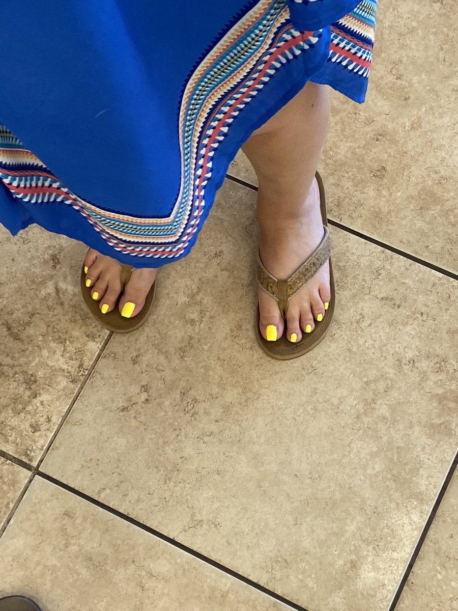 AustinFootQueen's tweet photo. Hello loves🥰 happy Monday! Hope this brightens up your week 💛💛👣
My man is such a good foot boy! Always creeping and taking pics of my feet without me knowing 👌🏼👀
#sandalfeet #flipflops #rainbows #neontoes #toes #footfetishcommunity #footmodel #summerfeet #prettyfeeet #feet https://t.co/SAcX6malMN