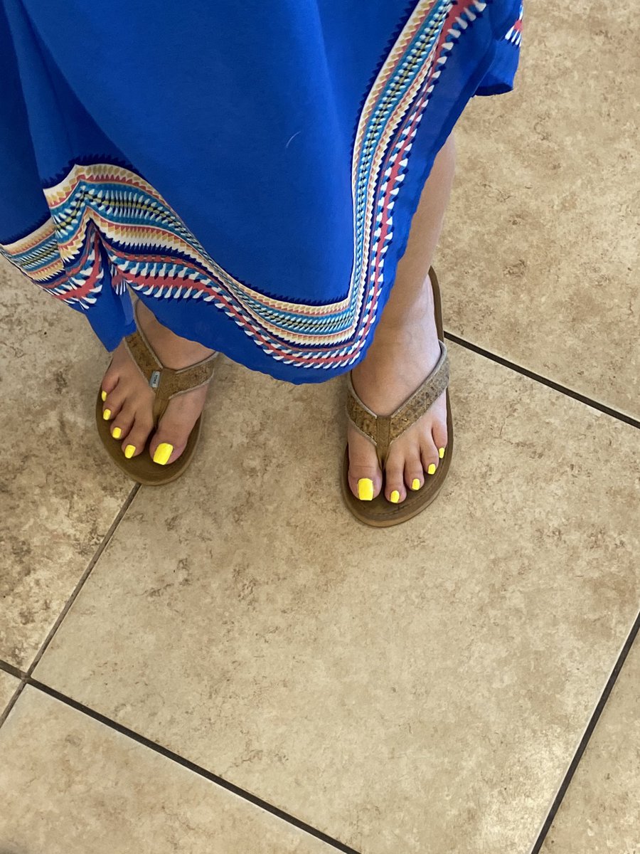 AustinFootQueen's tweet photo. Hello loves🥰 happy Monday! Hope this brightens up your week 💛💛👣
My man is such a good foot boy! Always creeping and taking pics of my feet without me knowing 👌🏼👀
#sandalfeet #flipflops #rainbows #neontoes #toes #footfetishcommunity #footmodel #summerfeet #prettyfeeet #feet https://t.co/SAcX6malMN