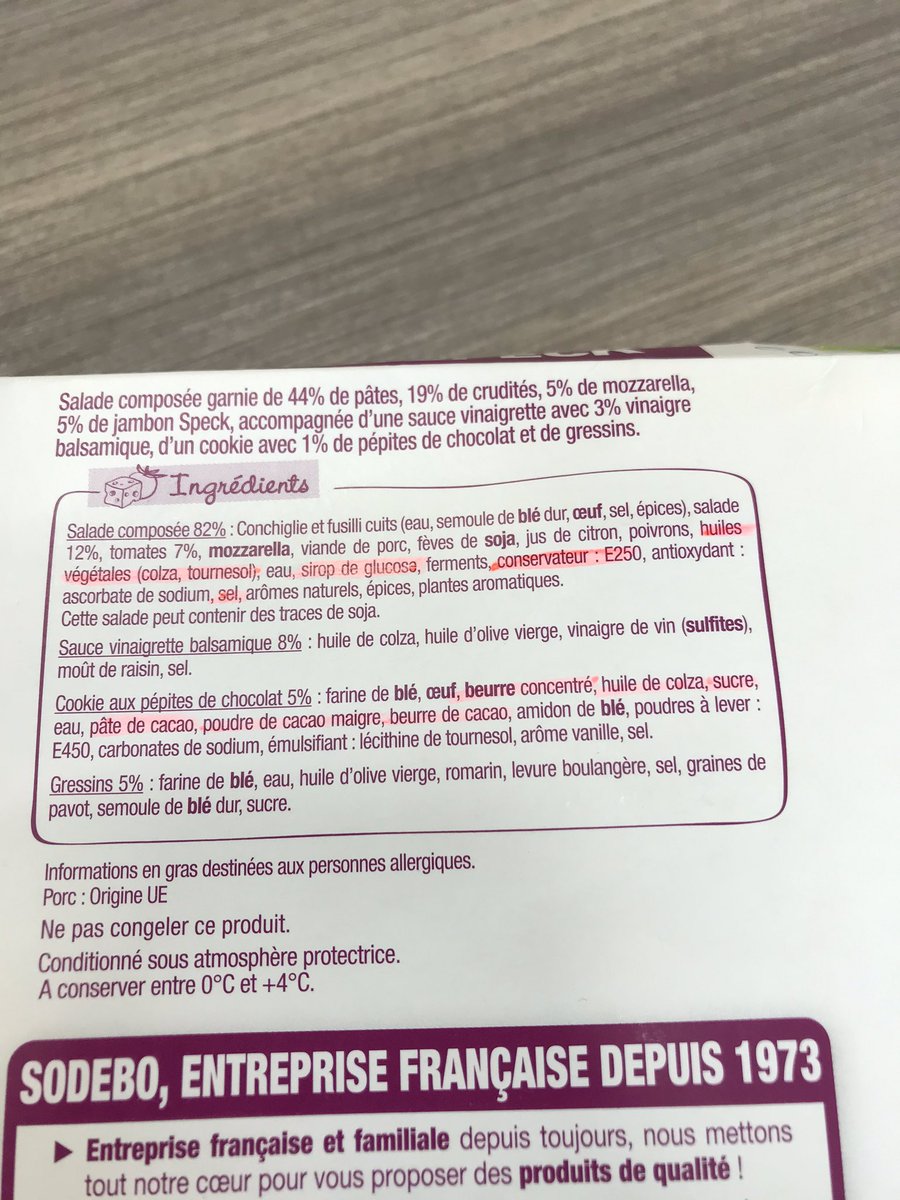 Ensuite les ingrédients. Comme indiqué ce produit ne contient que 19% de crudités. C’est peu. J’ai aussi souligné les ingrédients ajoutés uniquement pour réhausser le goût. Des ingrédients que vous n’utiliseriez pas pour vos salades maisons.