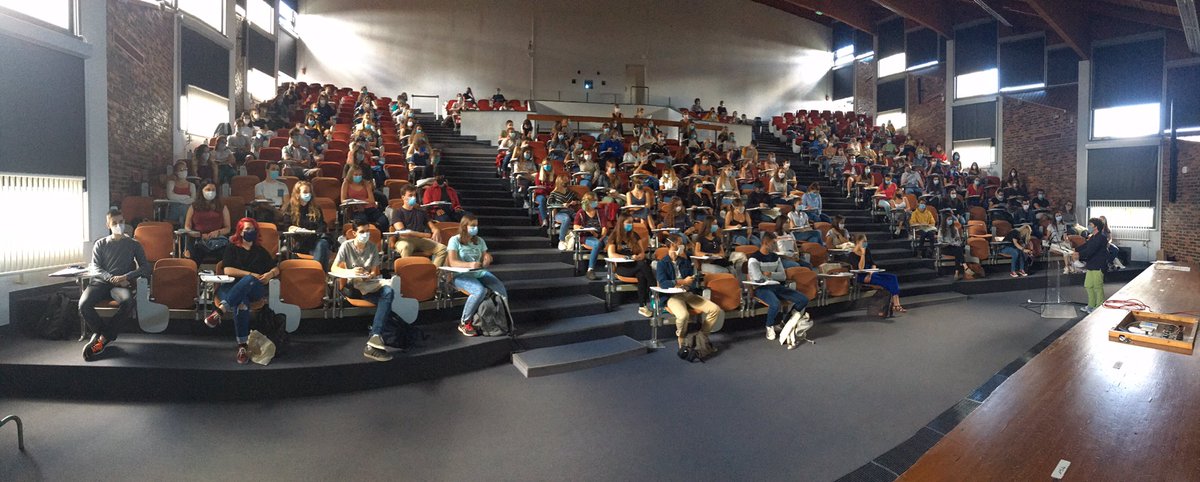 oniris_officiel's tweet photo. Entrée 1 par 1 dans l’amphi, port du masque et distanciation physique, des circonstances exceptionnelles d’accueil des nouveaux étudiants 

#Rentree2020 #enseignementsup #OnirisVet #OnirisIng https://t.co/AdVFw5KvXQ