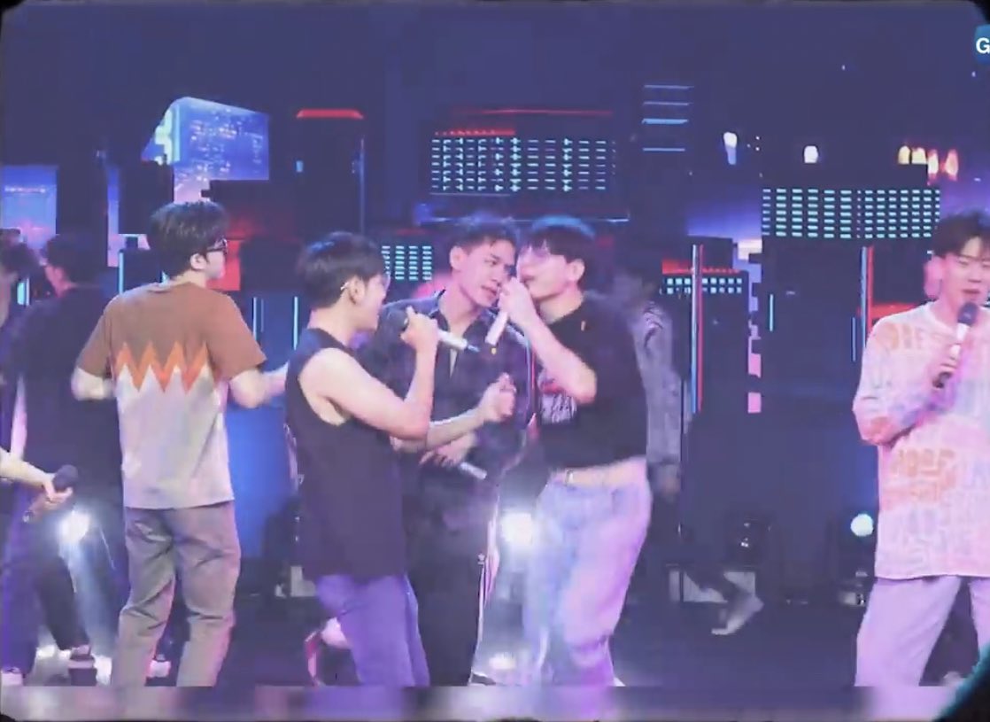 えりん 友達からタイ俳優動画が送られてきたから見てたらユニクロとsbmドラえもんコラボのジャイアンの服を着てる人がいた タイでも売ってるんか これ誰だ