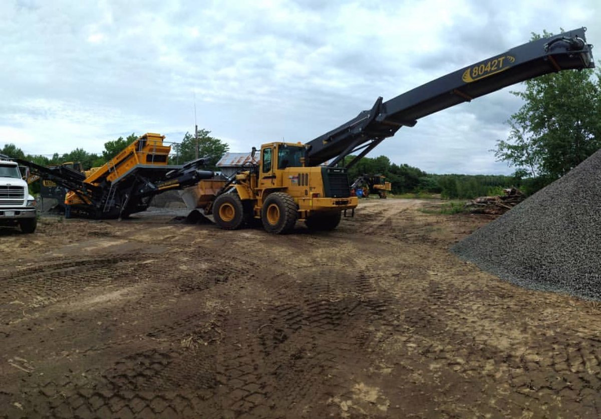 CRUSHCOequip's tweet image. We love the combo of power &amp;amp; versatility which means we love #Trackstack’s 8042TDF. A tremendous Stockpiler machine that also comes equipped with a large feed hopper that can be fed directly from an excavator! 

Call #CRUSHCOcrushers 1-855-448-3722 bit.ly/CRUSHCOequipme…