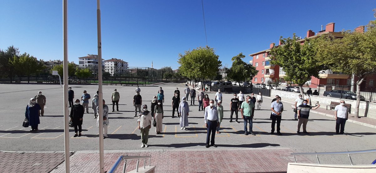 MuslumeAli's tweet photo. 2020-2021 Eğitim Öğretim Yılının ilk zilini sabah 09.00 da tüm öretmenlerimizin katılımıyla çaldık. Şanlı İstiklal Marşımızı söyleyerek görevimize başladık. Hayırlı olsun inşaallah. https://t.co/wt0N14ZioC