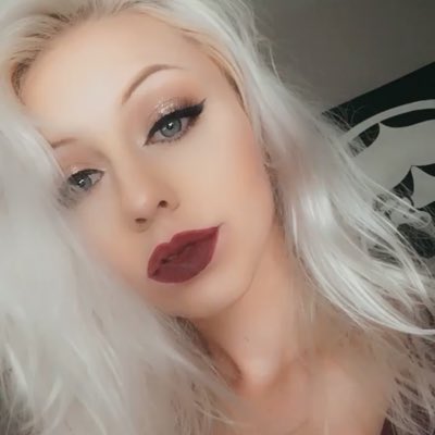 PrincessLeah0's tweet image. Cause I needed a new profile pic and I was feeling myself 💁🏼‍♀️💕 #crazyasshair #awkwardhand