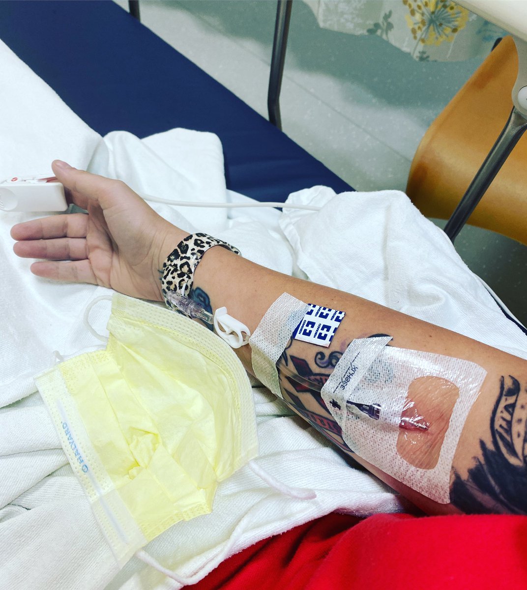OfficialManx's tweet photo. Covid-19 pneumonia and acute respiratory distress syndrome this sucks.... #healthcareworkercovid #COVIDー19 https://t.co/zRfoeqAK07