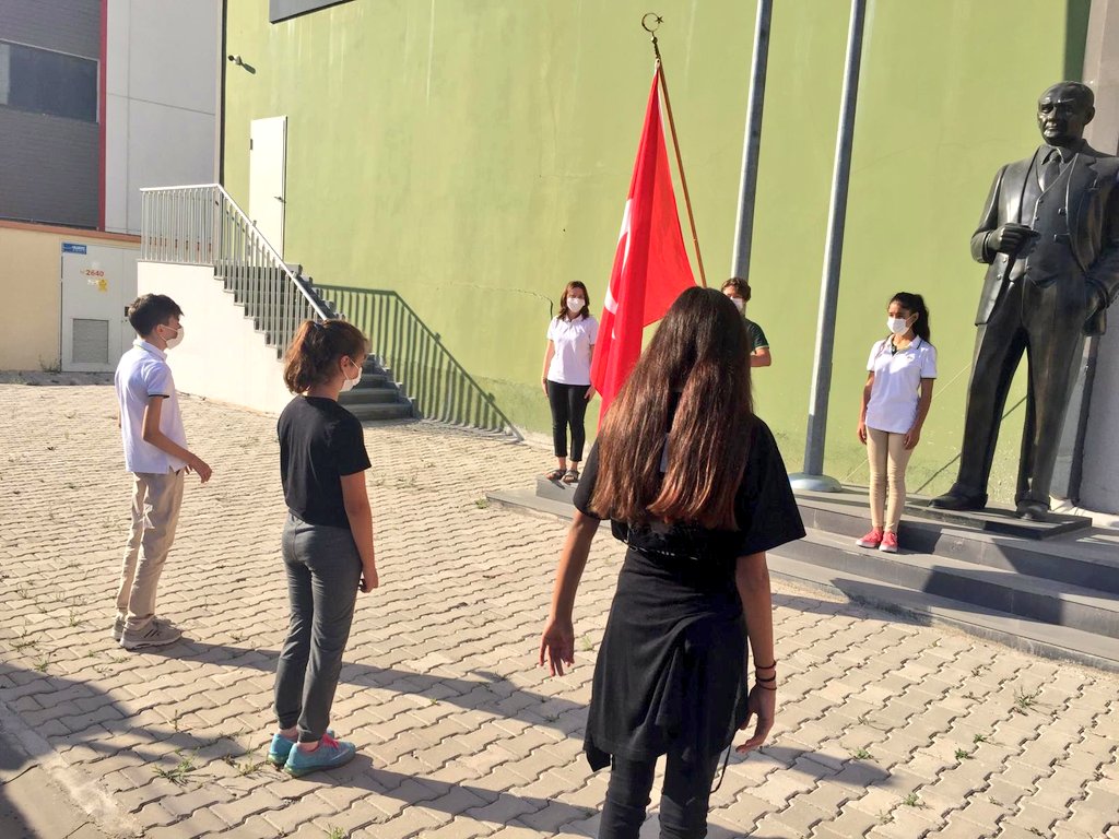 Bugün 2020/2021 eğitim öğretim yılının ilk günü olması sebebiyle 8. sınıf öğrencilerimizle birlikte sosyal mesafe kurallarına uygun olarak törenimizi yaptık ve İstiklal Marşı’nı okuduk. <a href="/DogaOkullari/">Doğa Koleji</a> <a href="/AliRizaLule/">Ali Rıza Lüle</a> <a href="/serozeren/">Serhat Özeren</a> <a href="/KvancBarlas/">Kıvanç Barlas 🇹🇷</a> <a href="/uckardbuket/">Buket</a> <a href="/nalpergencer/">alper gençer</a> #itüetavakfı