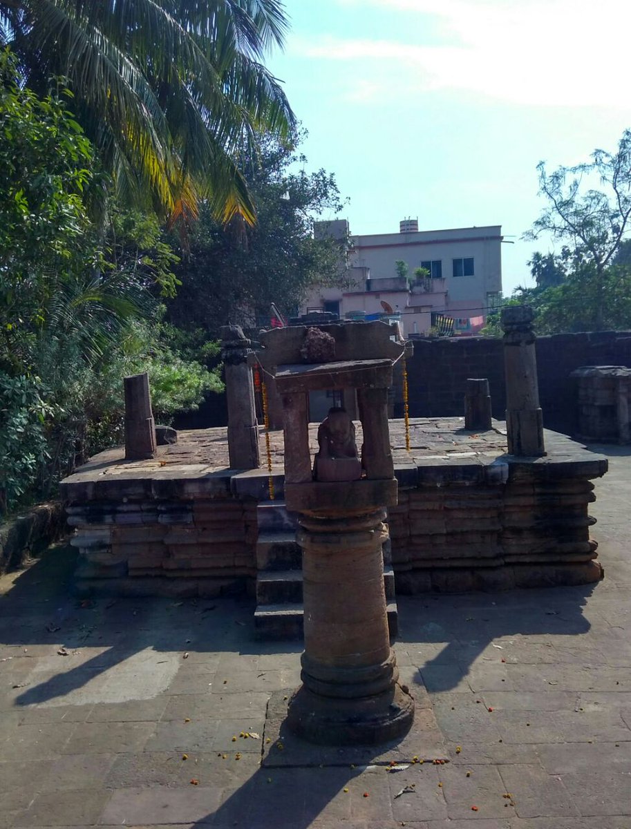 The Vimana follows Rekha Deula style and Jagamohana follows Pidha Deula style. There are two Parvati idols and one unidentified idol is found in the jagamohana. There is Mandapam in the front side of the shrine. It is not connected to the main shrine.