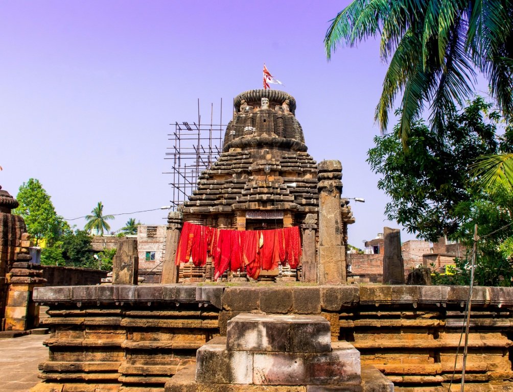 Nandi can be found in raised Mandapam similar to the one found in the south temple. There are two Deepa Sthambams can be found near Nandi mandapam. Sculptures and reliefs of Dikpalas, Amorous couple, Nayikas, Vidalas, Erotics, elephant procession can be found around the shrine.