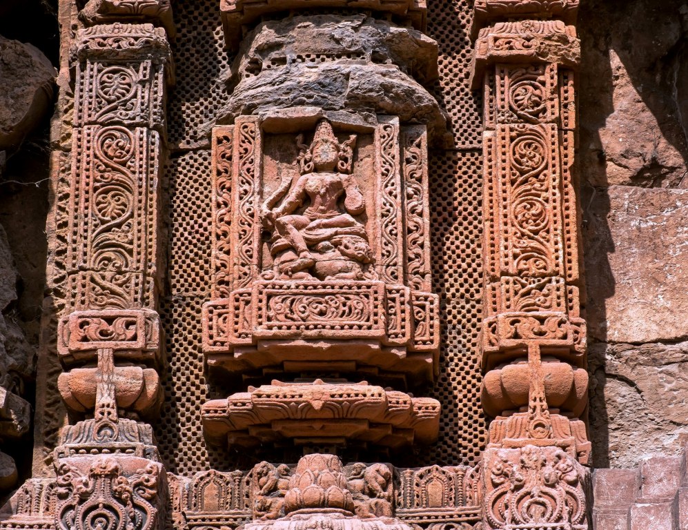 The exterior walls as well as the vimana are intricately decorated with sculptures and reliefs like dancing girls, amorous couples, ladies riding lions, elephant procession, Nagas, etc.