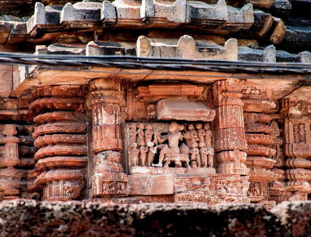 The exterior walls as well as the vimana are intricately decorated with sculptures and reliefs like dancing girls, amorous couples, ladies riding lions, elephant procession, Nagas, etc.