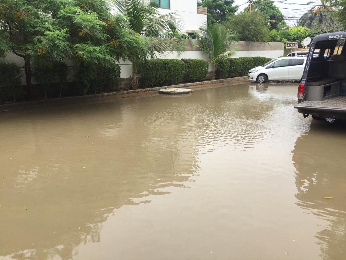 LIVE: The area around the Cantonment Board Clifton and DHA office is still flooded, reported one resident who sent us this photo  #Karachi
