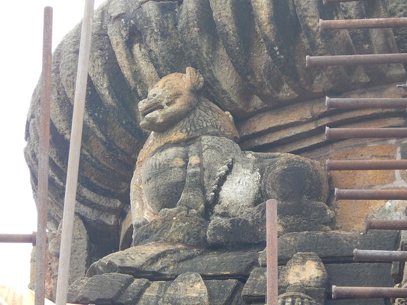 The entrance has Navagraha Panel and Lakshmi relief image. There are four small shrines located in the prakara. Some of them are located partially underground. Few Shiva Lingas are found in the prakara. There is a small temple can be found in Yamesvara Temple compound.