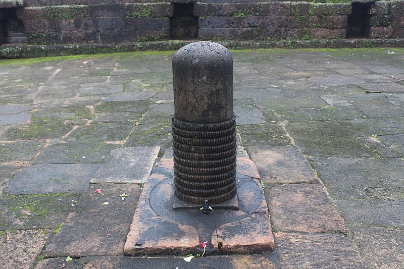 The entrance has Navagraha Panel and Lakshmi relief image. There are four small shrines located in the prakara. Some of them are located partially underground. Few Shiva Lingas are found in the prakara. There is a small temple can be found in Yamesvara Temple compound.