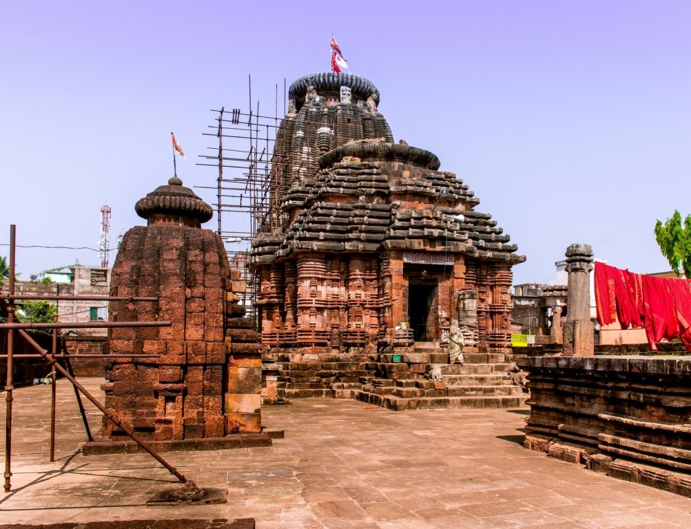  #LongThreadYameshwar Temple, Bhubaneswar , Odisha. It is believed that Bhagwan Yama, god of death worshipped Bhagwan Shiva here. Yamesvara Temple was built by the Eastern Ganga during 13th or 14th century CE. He is housed in the sanctum in the form of Lingam.