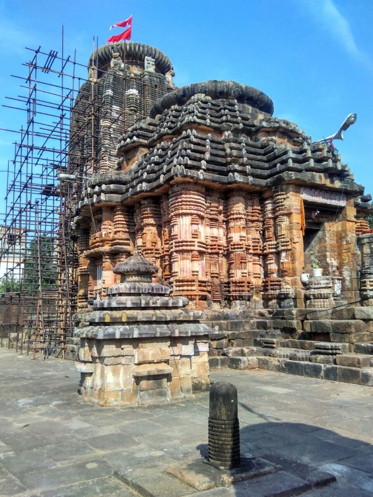  #LongThreadYameshwar Temple, Bhubaneswar , Odisha. It is believed that Bhagwan Yama, god of death worshipped Bhagwan Shiva here. Yamesvara Temple was built by the Eastern Ganga during 13th or 14th century CE. He is housed in the sanctum in the form of Lingam.