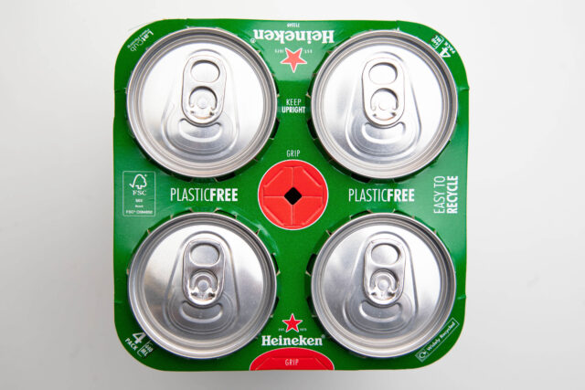 Après Coca-Cola, c'est au tour de Heineken d'adopter un système d'anneaux en carton (ici le Green Grip) en lieu et place des films plastiques de regroupement des packs canettes. Soit une économie de 517 T de plastique par an, l'équivalent de 94 millions de sacs en plastique.