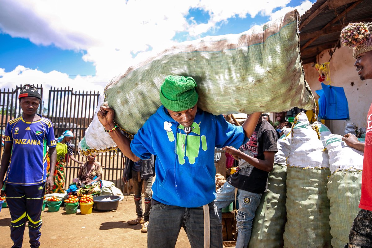 Vijana milioni 13.2 kati ya miaka 16-24, hawana bima ya afya. Hii ni fursa ya Tsh. Bilioni 52.8 kwa watoa huduma za bima. Je, watoa huduma za bima waongeze nguvu wapi kushawishi vijana kuhusu bima? Kwa takwimu zaidi za vijana na huduma za fedha, tembelea: tinyurl.com/y6rvdlwe