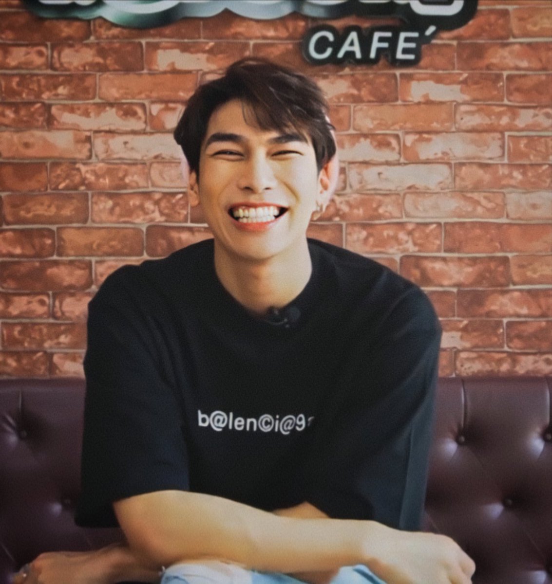 Next is Kapook interview let's begin with Mew talking about how his ideal type isAs he's a person who always do new things he likes someone who's willing to accept those things and support him and stay by his side no matter what 