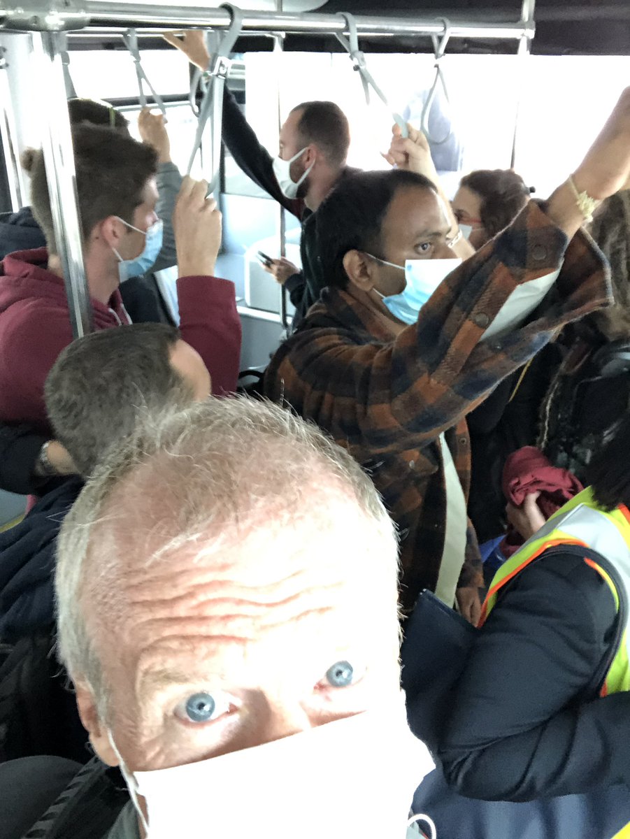 A CDG on s’en fout du Covid. Tout le monde dans le bus sans aucune distance sociale.