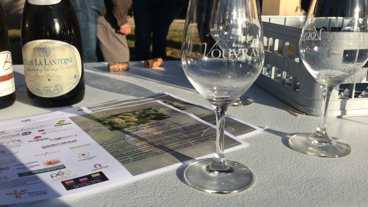 LabaronneDaniel's tweet photo. 🍇🥂 Je suis ce matin avec les vignerons de l’AOC @vinsvouvray pour la visite des vignes organisée pour la première fois un jour d’août. Une précocité liée au réchauffement climatique. Échanges sur le millésime et les mesures de soutien à la #viticulture https://t.co/QGILpmuXMo