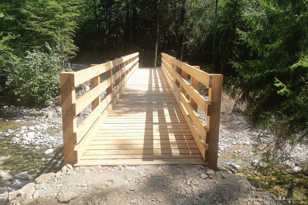 ModulandFrance's tweet photo. [En image] Nous avons fourni les #passerelles #bois dans le cadre de l'aménagement des Gorges du Fier, à deux pas d'Annecy. Livraison et mise en place par hélicoptère... sensations garanties ! https://t.co/xA41ZE9C6q