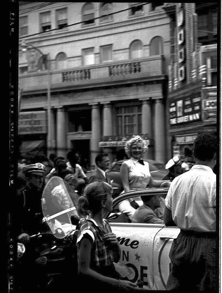 Clubpassionmar2's tweet photo. #marilynmonroe #clubpassionmarilyn #1952 #atlanticcity #claridgehotel #missamericapageant #monkeybusiness #chériejemesensrajeunir #militaires https://t.co/UVWUXBbnRR