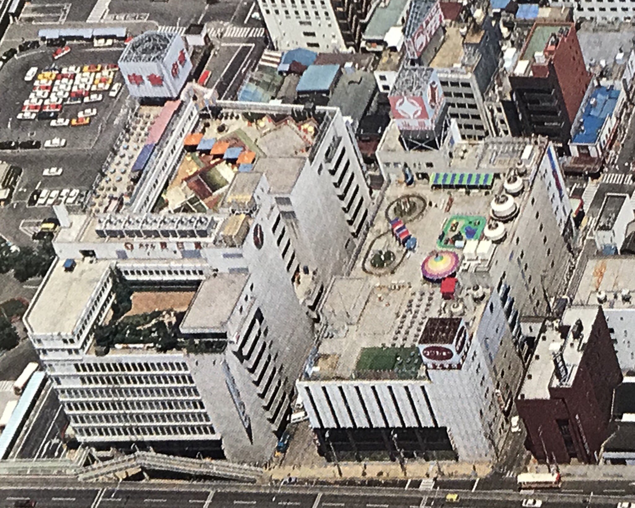 懐かしラボ 藤波系 今日店仕舞いする福島市の老舗デパート 中合 の空撮写真 19年撮影とのこと その頃 僕は1中の中1だった 今見ると隣の山田デパートの屋上遊具の方がゴージャスだね 福島市を離れ30年以上 ここに写っているものの殆どが失われて