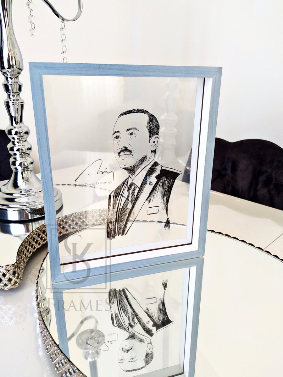 İstediğiniz fotoğrafları çift taraf görünümlü çerçevelerde ölümsüzleştiriyoruz 💕

•  Kişiye Özel el çizimi Çerçevelerimizin ebatı 22×26cm çift taraflı görünüme sahip.
     Evinizin en güzel köşesine zarifçe bir anı. 🍃

#dunyabirincisiyiz #ozan #emreakbaba #RecepTayyipErdogan