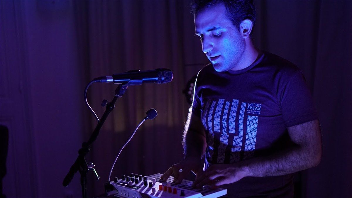 ZentralMedia_PT's tweet image. A #Arturia é composta por músicos apaixonados. Um deles é #MichelNassar, Libanes que escolheu exorcisar a tragédia recente  numa emotiva performance com #MicrofreakVocoder de uma cover de #ImogenHeap &quot;Hide &amp;amp; Seek&quot; buff.ly/31vvQf4