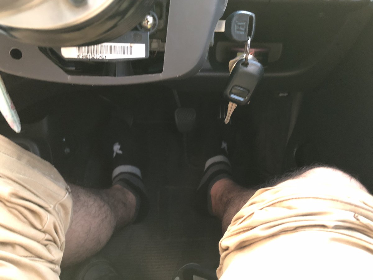 ミルキー 安全靴蒸れすぎて気持ち悪いから裸足で運転してるけど自分の足の臭さで意識を失いかけてる