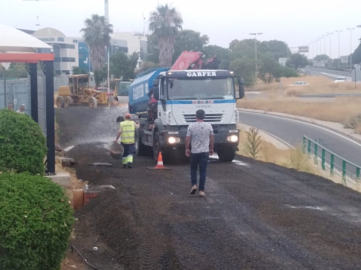 SEVILLA > MAIRENA DEL ALJ. > Fomento en el 2019 se comprometió con los empresarios que las obras de la pasarela del PISA concluirán «a finales de año». La plataforma ciclopeatonal se encuentra almacenada en el PI El Portal de Jerez desde enero en espera a ser trasladada al PISA.
