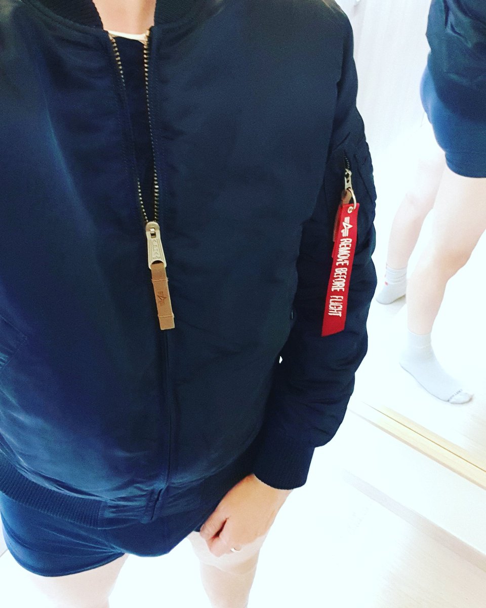 ledger_phoenix's tweet photo. Trying a new bomberjacket. #bomberjacket #nylonjacket #shinyjacket #alphajacket #ma1 #bomberjack #nylonlover #underwearguy #showingundies #underwearlover #boxerbriefs #phoenixledger #gayboy #fetishboy https://t.co/05TKbObONr