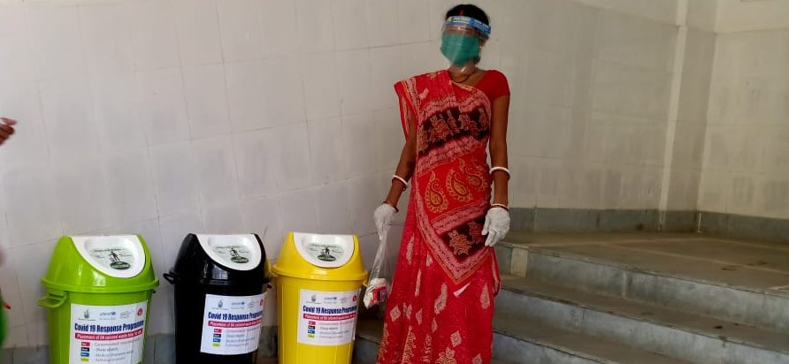 AKF_India's tweet image. Frontline sanitation workers, at healthcare facilities and urban wards, are at the first line of defense against #COVID19. AKF &amp;amp; @UNICEFIndia
partnered with Patna Nagar Nigam &amp;amp; National Health Mission to provide #PPEkits to #sanitationworkers for their protection.