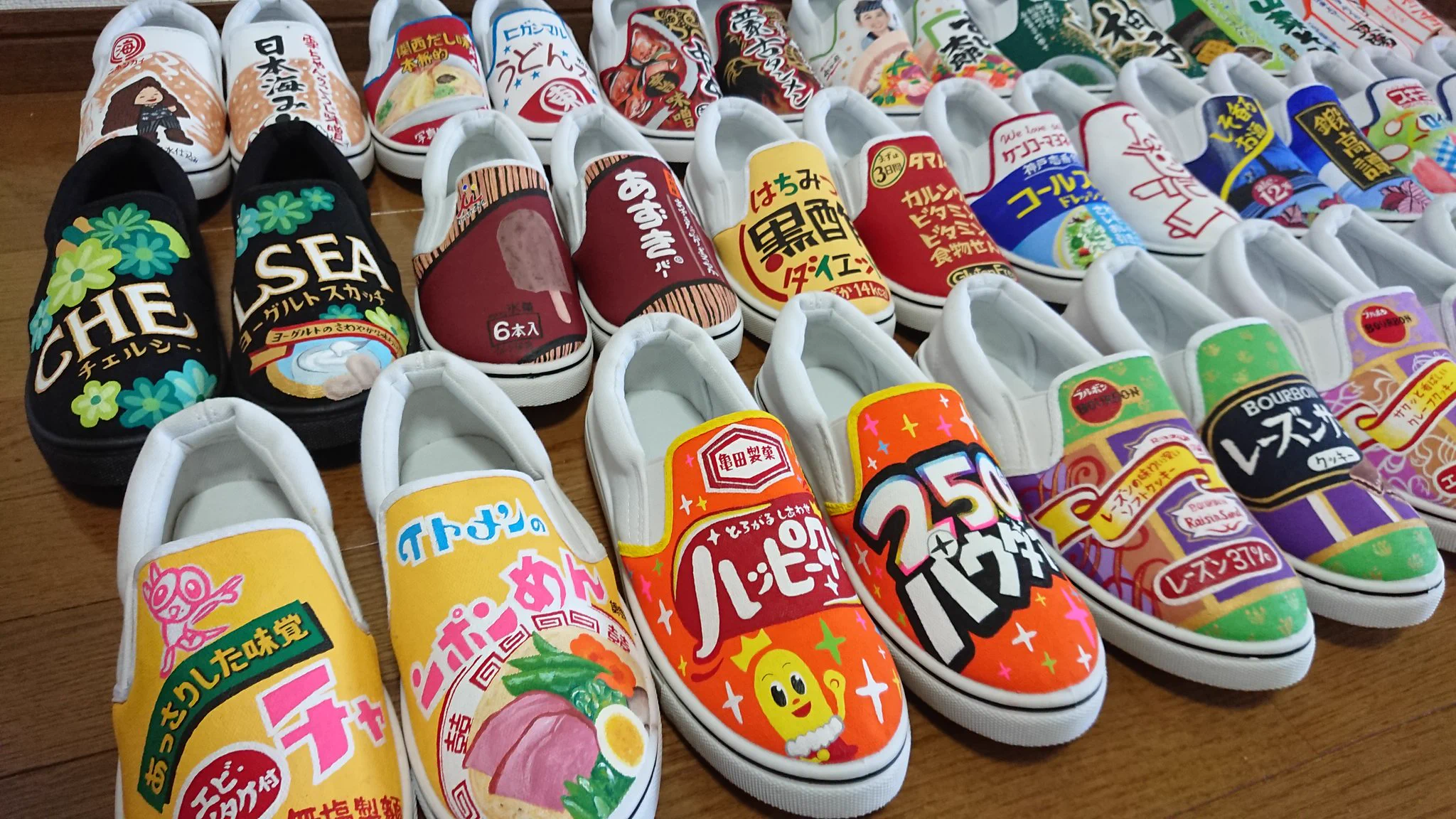 あのお菓子のパッケージを再現！？スニーカーに普段食べている物を描く！