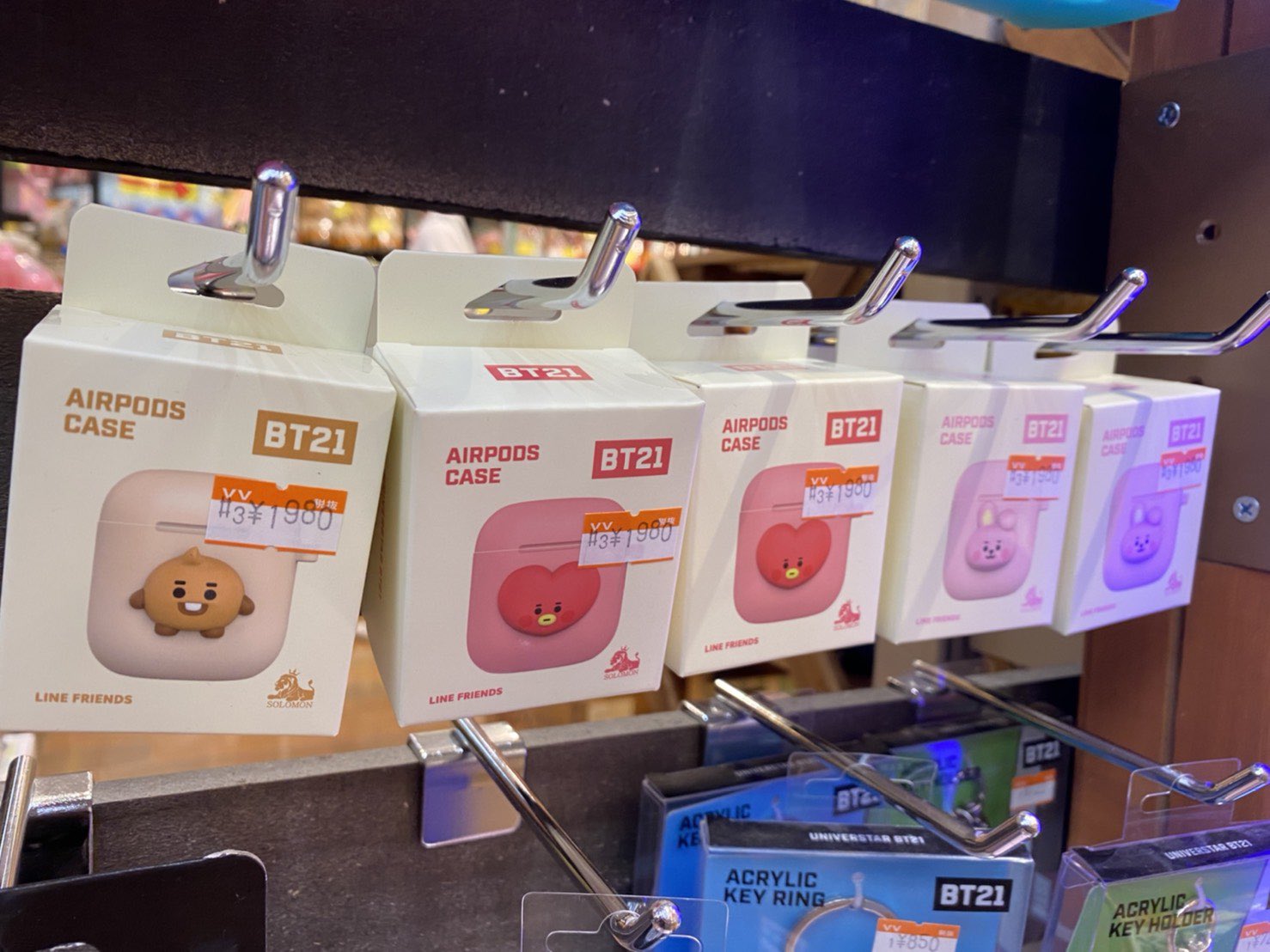 ট ইট র ヴィレッジヴァンガードイオンモール鹿児島 Bts の人気キャラクター Bt21 グッズこっそり入荷してます 数少ないから Army ヨロブンはお早めにね この間テレビで見て思ったけど Btsメンバーの脚の長さどうなってんの もしかしてcgだったり