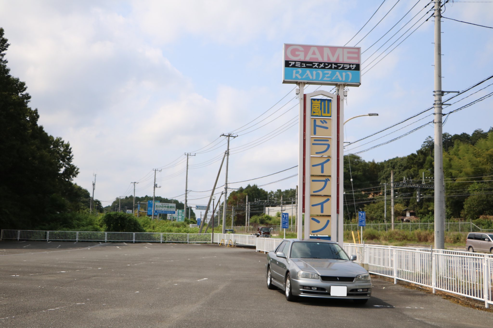 Show トラック野郎 第9作 熱風5000キロに出てくる信濃路 藤村食堂のロケ地で その跡地と言われている嵐山ドライブイン 劇中では1枚目の写真奥から一番星号とジョナサン号が滑り込んでくる T Co Tcnbhssosh Twitter