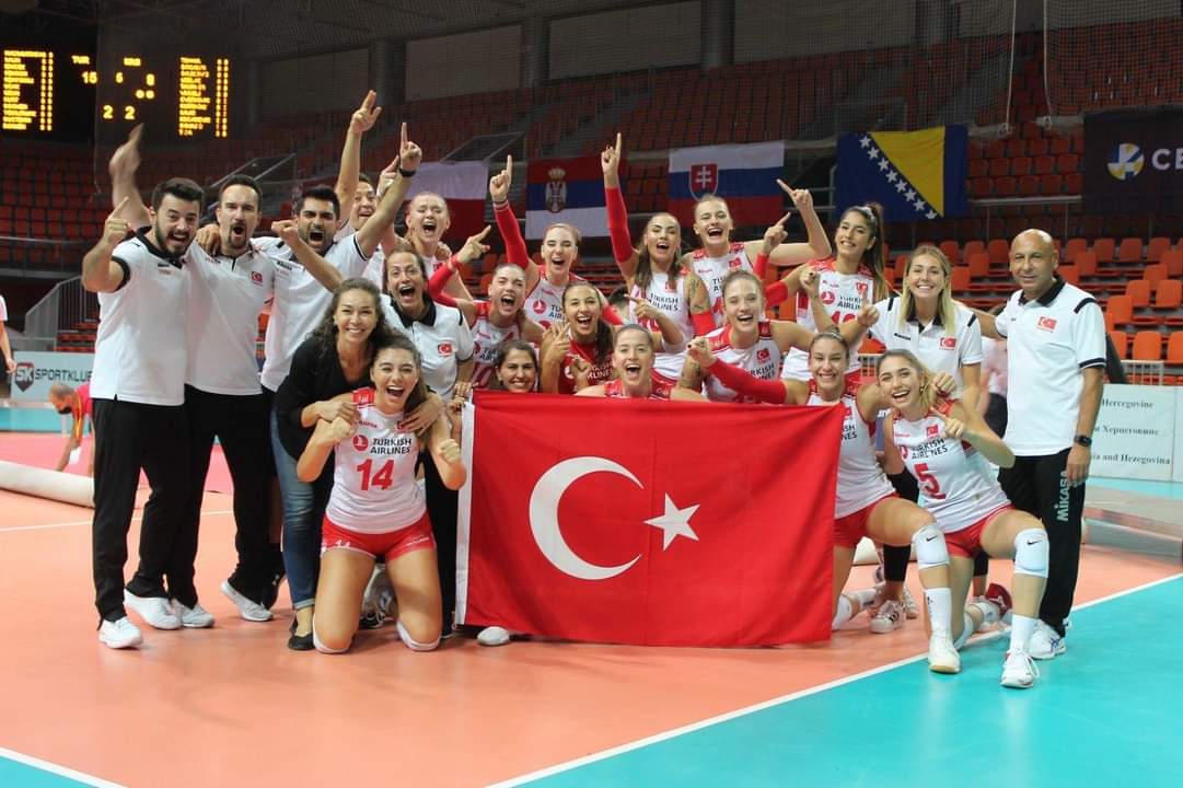 2020 CEV U19 Genç Kızlar Avrupa Voleybol Şampiyonası finalinde Sırbistan'ı 3-2 mağlup ederek Avrupa şampiyonu olan 19 Yaş Altı Genç Kız Milli Takımımızı tebrik ediyorum🇹🇷🇹🇷🇹🇷

#FileninGençSultanları🥇🏆
#TebriklerKızlar🇹🇷