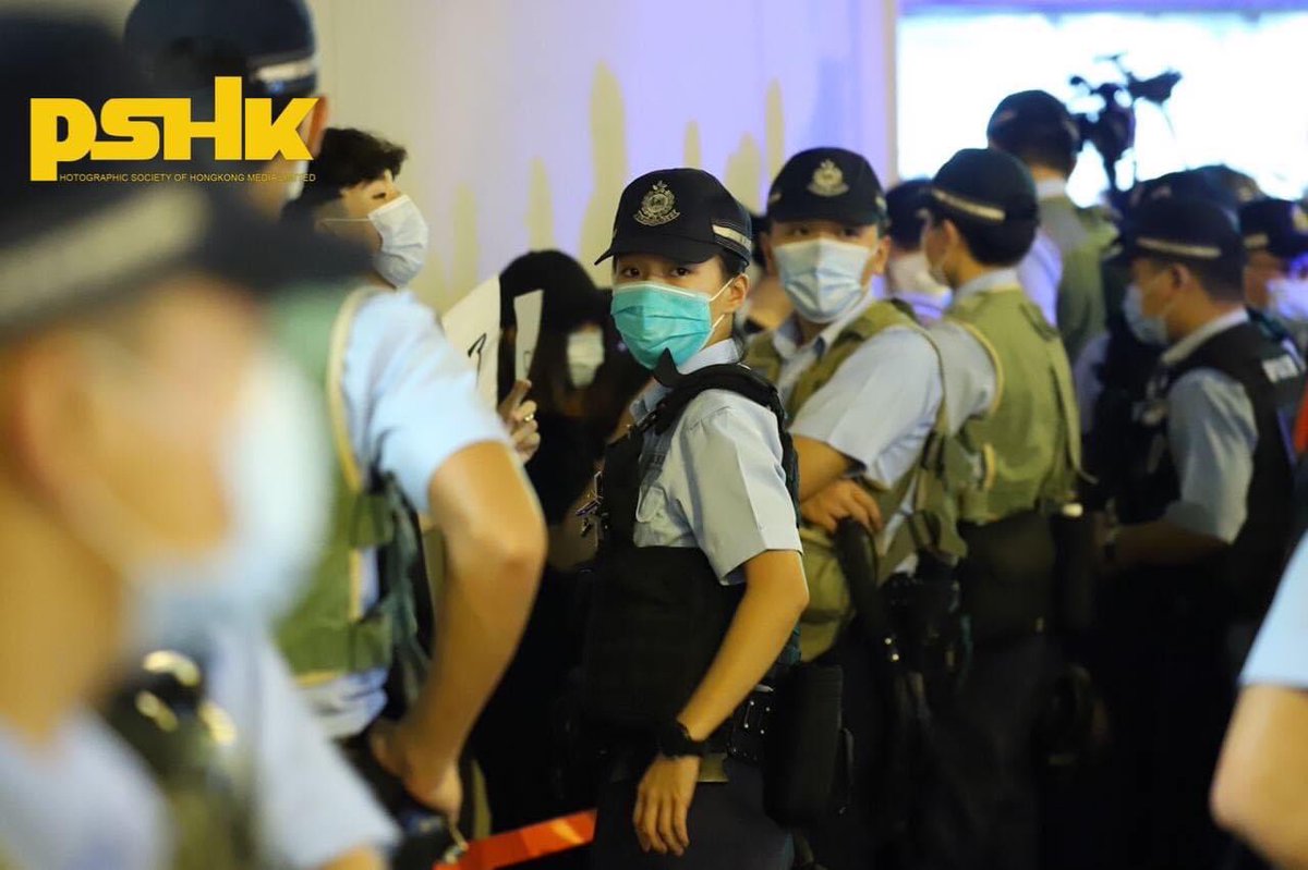 OfficialPshk's tweet image. More than ten citizens held placards and showed the #FiveDemandsNotOneLess hand gestures and were subsequently besieged by the police. Police warned that the citizens were participating in illegal assemblies and dispersed them.