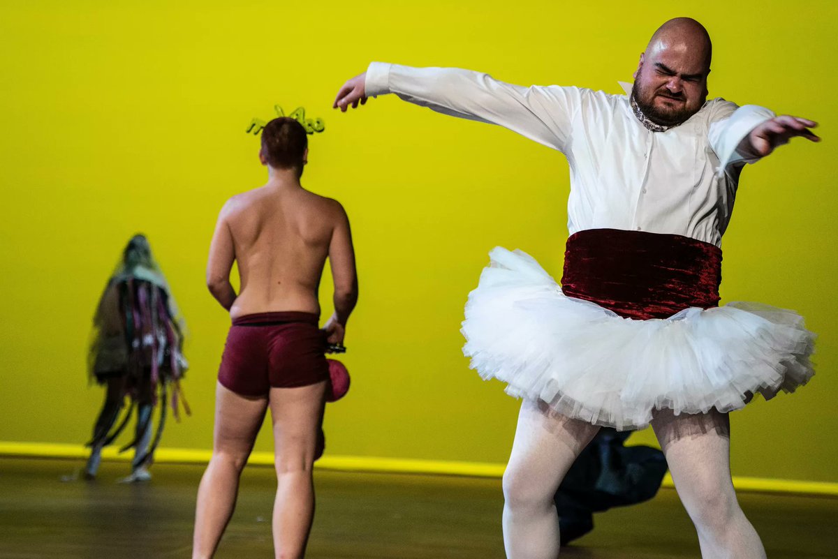 Met ‘De Wijk De Wereld’ probeert de Stadsschouwburg in Groningen een wijk het theater in te trekken. Dit weekend vond de derde editie plaats. „Veel mensen denken dat kunst er niet voor hen is of dat ze geen interessant verhaal te vertellen hebben.”
nrc.nl/nieuws/2020/08…