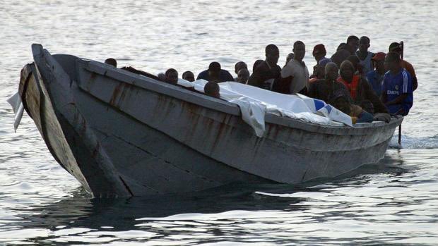 A raíz de numerosas llegadas de pateras a las Islas Canarias, se ha visto como una gran ola de racismo ha nacido justificándose de bulos. ¿Qué sucede legalmente cuándo una patera llega a territorio español? ¿De dónde sale el dinero que se invierte en ellos? Abro hilo: