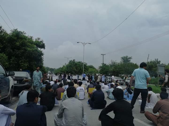 Faizanoahmad's tweet photo. #KPKStudentsProtest
This time show us make us believe,that we student have rights,that we are listened to,that we have the power to change this country through struggle,make us believe that we have a voice,make us believe that we exist #DelayETEAtest #StudentsLivesMatters
#Right https://t.co/GQ0utRC18o