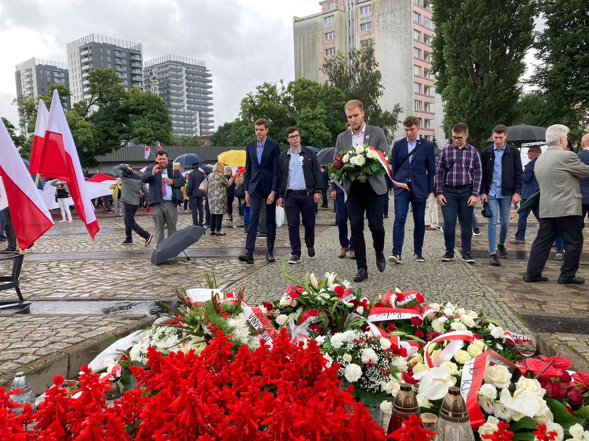 smdpomorze's tweet photo. 🇵🇱 Rano wzięliśmy udział w obchodach 40. rocznicy #PorozumieniaSierpniowe
💐 Złożyliśmy symboliczny wieniec pod Pomnikiem Poległych Stoczniowców, aby uhonorować bohaterki i bohaterów polskiej wolności ✌️
#Solidarnosc40 @gdansk https://t.co/S7crbOvqKr
