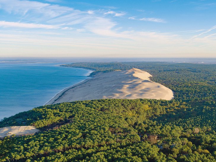 Jour 1 : Les Dunes du Pilat Notre première destination, c’est vraiment très beau là-bas, et c’est assez unique !Vous pouvez monter la dune à pieds ou prendre l’escalier pour les moins sportifs, c’est super grand et on peut se baigner, l’eau est claire mais un peu fraiche