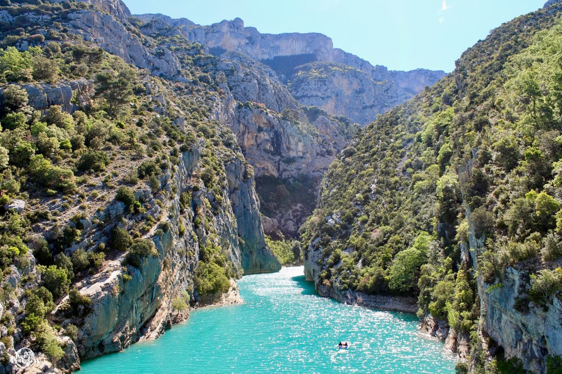 Jour 11 : Les Gorges du Verdon C’était vraiment incroyable et on a pris des photos de ouf. Il y’a plusieurs spots différents, il faut venir très tôt (8h30) pour louer ! Nous on est allé à la base de l’étoile ensuite on a cherché des petites plages sauvages.